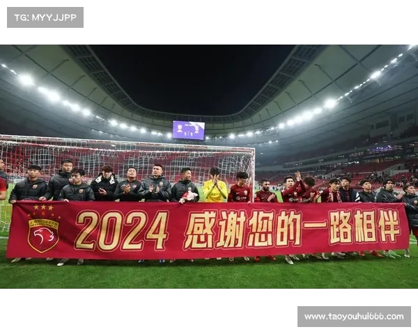 在季后赛的艰苦征程中感谢球迷的支持与陪伴共创辉煌 在季后赛的艰苦征程中感谢球迷的支持与陪伴共创辉煌